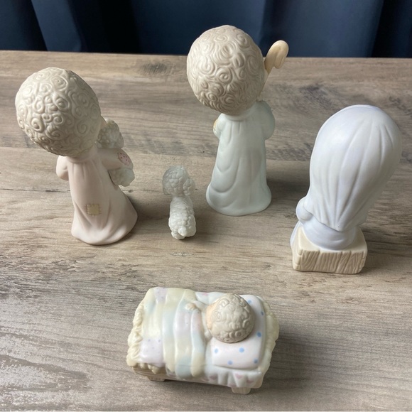Precious Moments Nativity Figurine 5pcs.  Come Let us Adore Him. - Picture 6 of 9